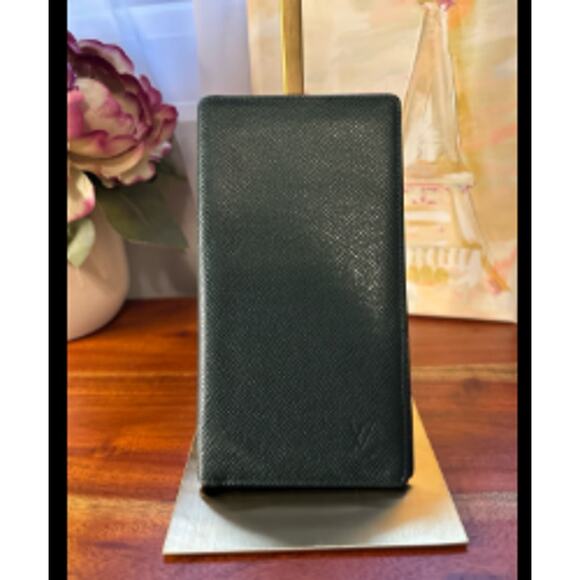 B114 💎✨Authentic Louis Vuitton Brazza Black Taiga Wallet - Picture 7 of 7